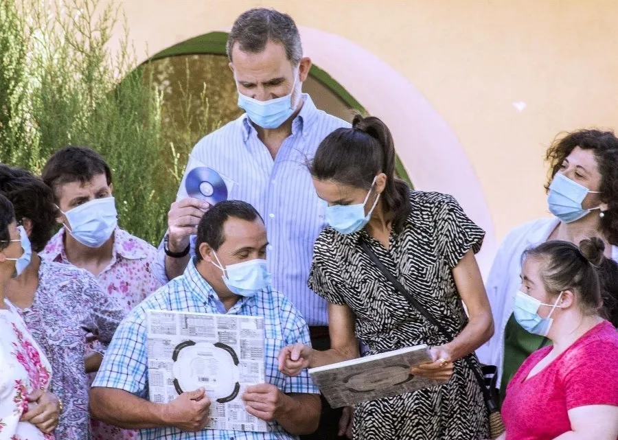 Los Reyes de España, Felipe VI y doña Letizia, mantienen una conversación en la visita a las instalaciones de la granja escuela de la asociación Aspadec. Foto de Rubén Marco Checa / EP