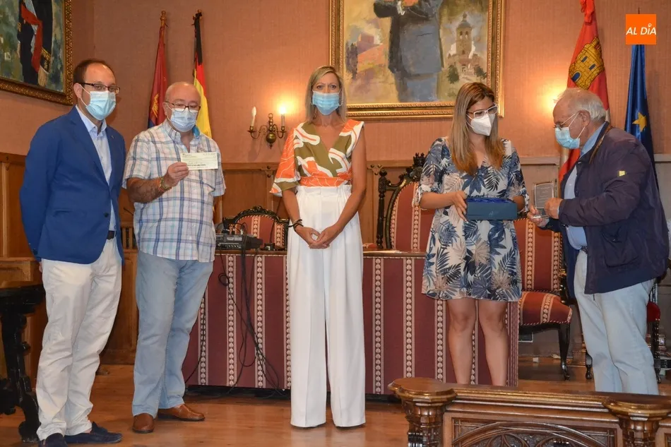 Foto 5 - El Ayuntamiento homenajea a varias entidades por la ayuda social prestada durante el estado de...
