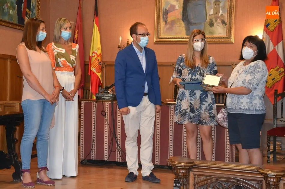 Foto 3 - El Ayuntamiento homenajea a varias entidades por la ayuda social prestada durante el estado de...