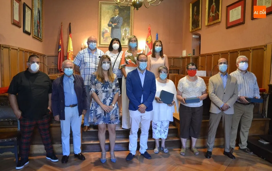El Ayuntamiento homenajea a varias entidades por la ayuda social prestada durante el estado de...