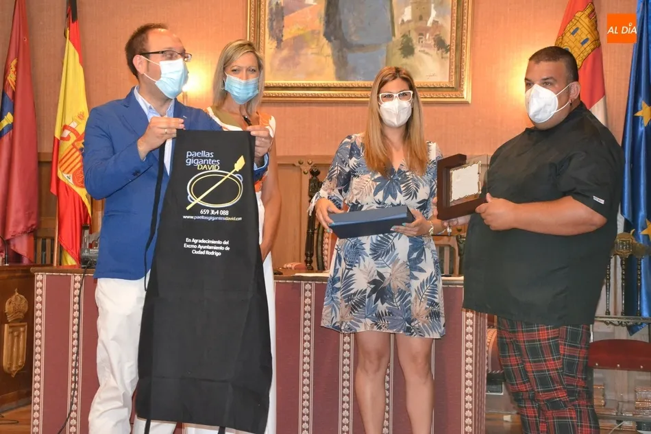 Foto 2 - El Ayuntamiento homenajea a varias entidades por la ayuda social prestada durante el estado de...