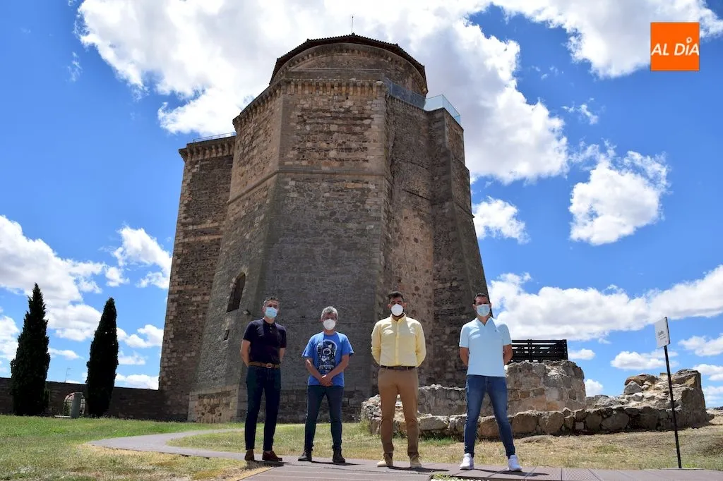 Los diputados provinciales de Ciudadanos Jesús de San Antonio y Manuel Hernández estuvieron acompañados por miembros de ciudadanos a nivel local / Pedro Zaballos