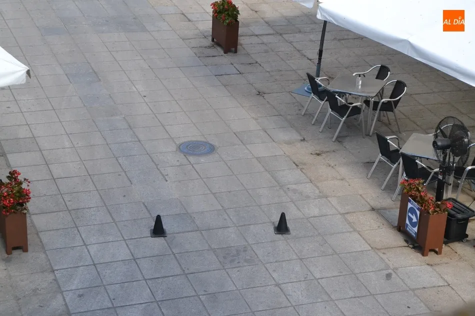 Foto 3 - Colocados unos conos para forzar a los conductores a seguir rectos en la Plaza Mayor  