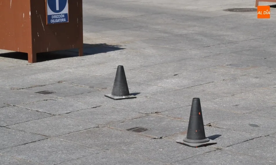 Foto 2 - Colocados unos conos para forzar a los conductores a seguir rectos en la Plaza Mayor  