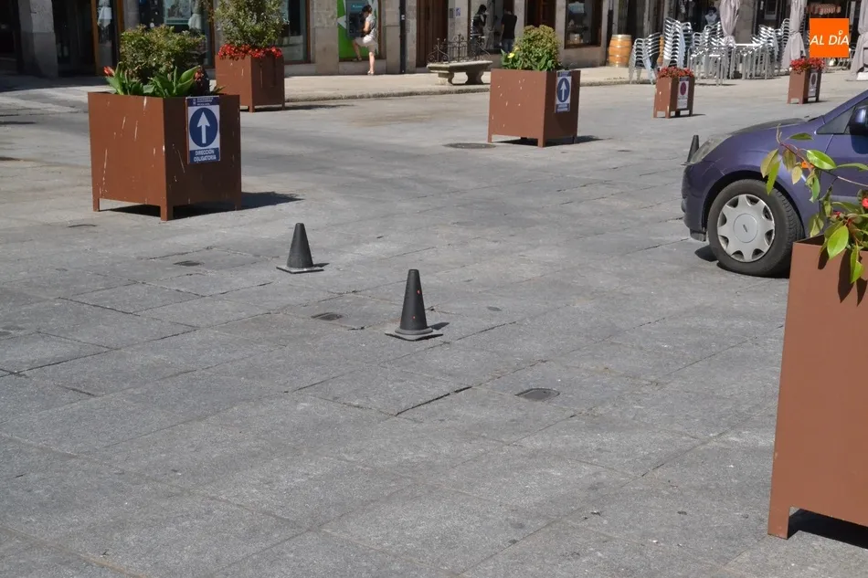 Colocados unos conos para forzar a los conductores a seguir rectos en la Plaza Mayor  