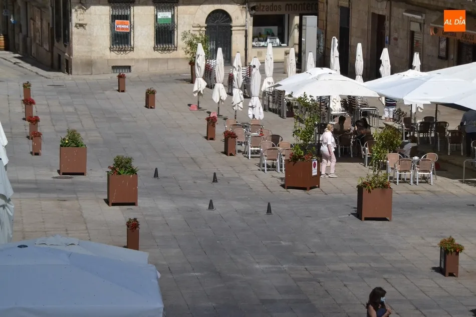 Foto 4 - Colocados unos conos para forzar a los conductores a seguir rectos en la Plaza Mayor  