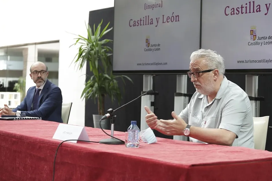 El consejero de Cultura y Turismo, Javier Ortega, junto al humorista Leo Harlem