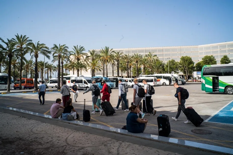 Pasajeros con maletas en el aeropuerto de Palma de Mallorca. Foto: EP