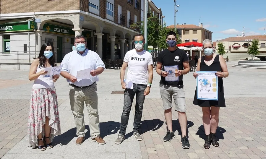 Pedro Samuel Martín, alcalde de Carbajosa, en el centro, en la presentación de esta campaña
