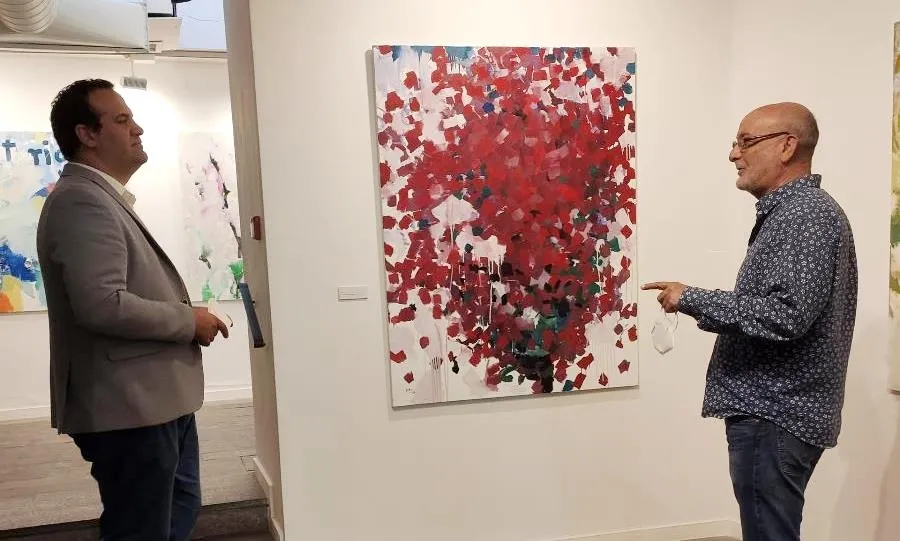 El artista Manuel Benito Villoria, a la derecha, junto al diputado de Cultura, David Mingo. Foto EP