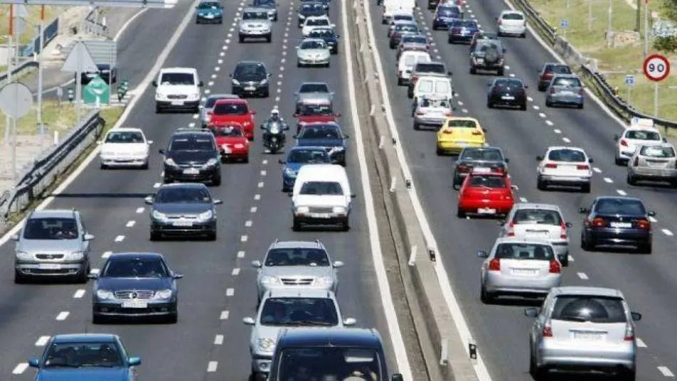 Kilómetros de atascos en todas las autovías de salida de Madrid, en la M-40 y otras carreteras