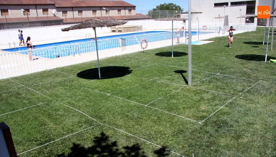 En el césped se han marcado las cuadrículas que limita el espacio de cada usuario / CORRAL