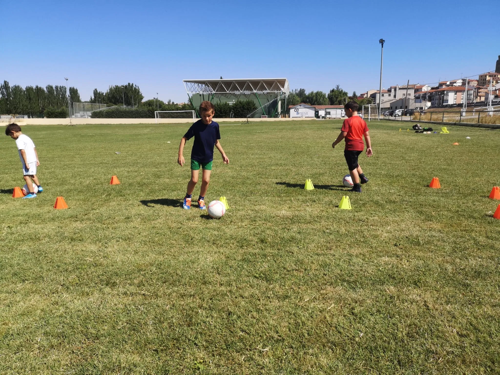 Foto 5 - Una veintena de ni&ntilde;os disfrutan ya del III Campus de Verano del Alba de Tormes Club de F&uacute;tbol