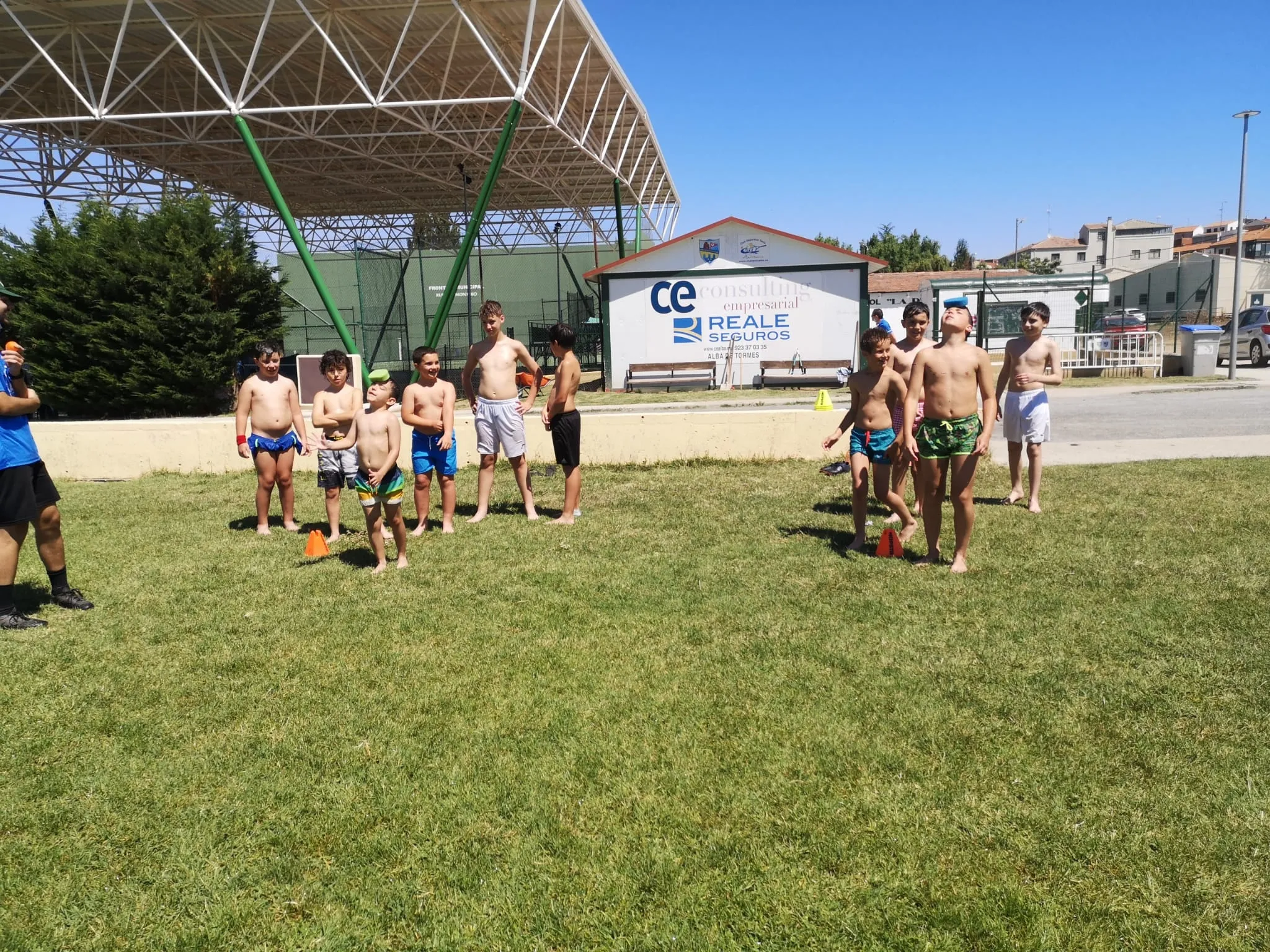 Foto 4 - Una veintena de ni&ntilde;os disfrutan ya del III Campus de Verano del Alba de Tormes Club de F&uacute;tbol