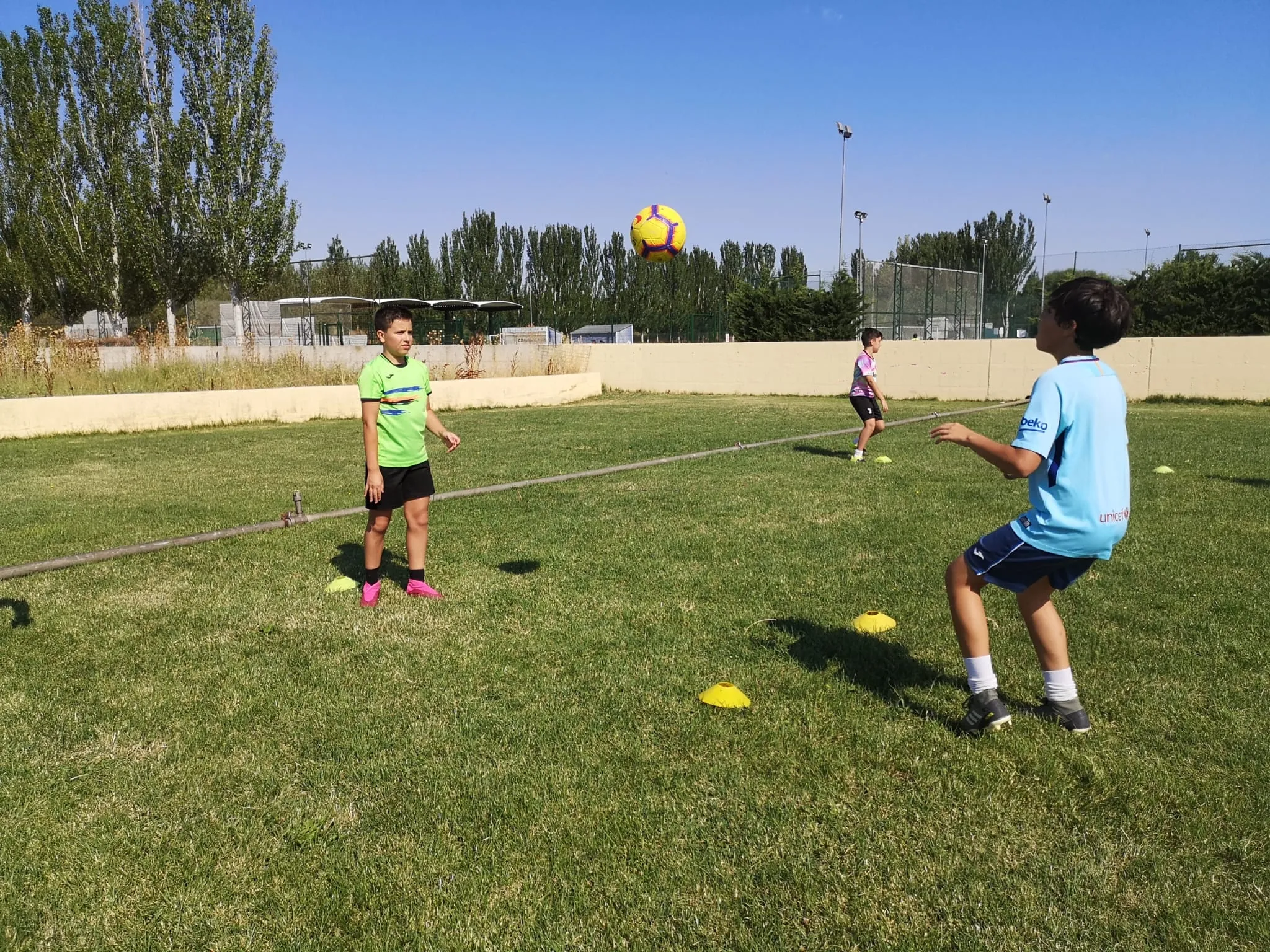 Foto 3 - Una veintena de ni&ntilde;os disfrutan ya del III Campus de Verano del Alba de Tormes Club de F&uacute;tbol