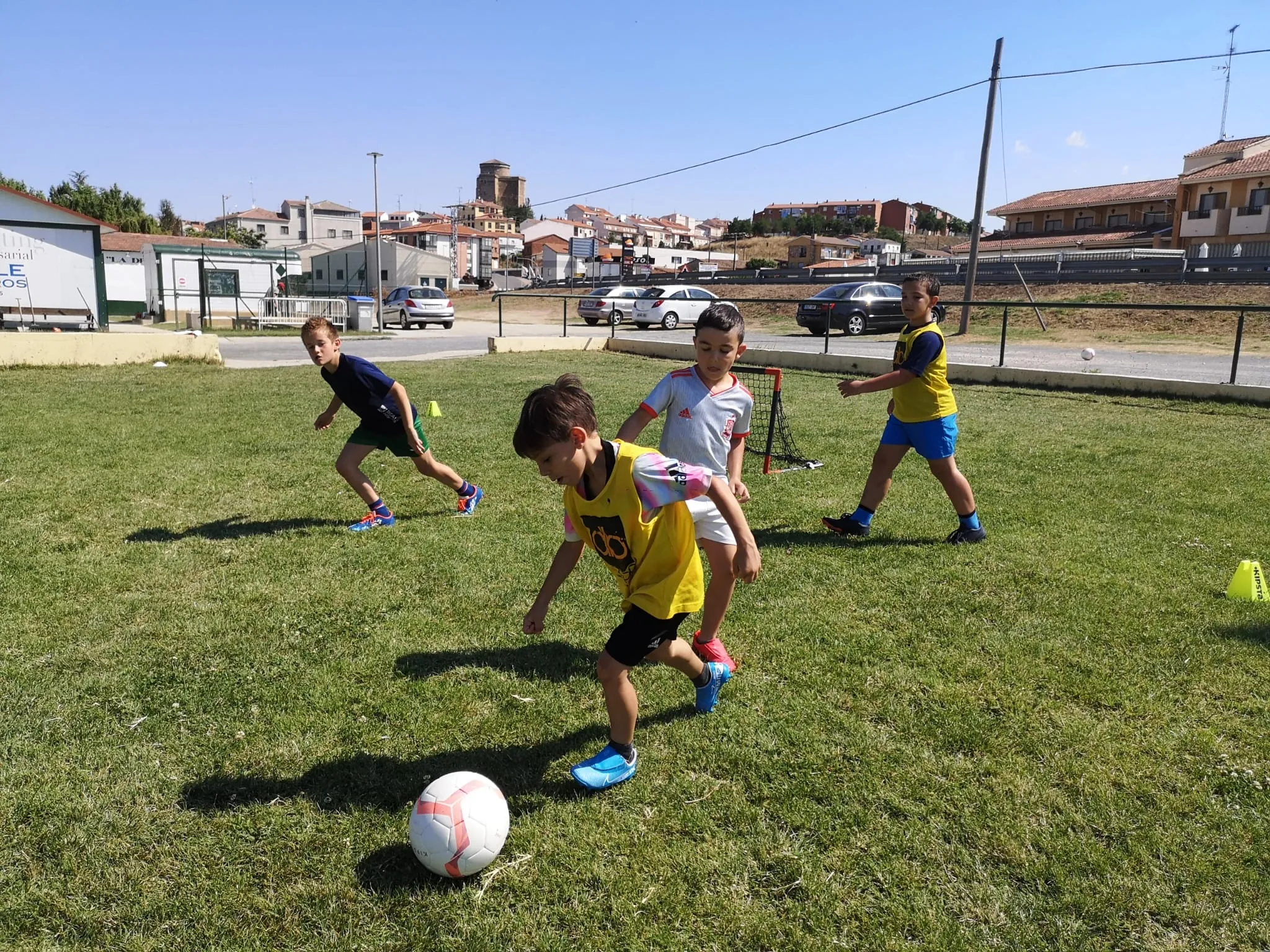 Integrantes del Campus de Verano del Alba de Tormes CF juegan al fútbol / Alba de Tormes CF