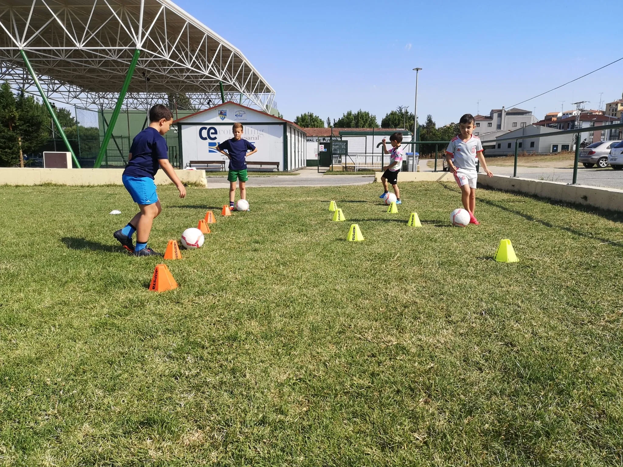 Foto 2 - Una veintena de ni&ntilde;os disfrutan ya del III Campus de Verano del Alba de Tormes Club de F&uacute;tbol