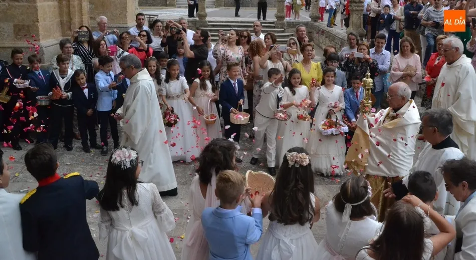 Niños de Primera Comunión participando en la procesión del Corpus del año pasado