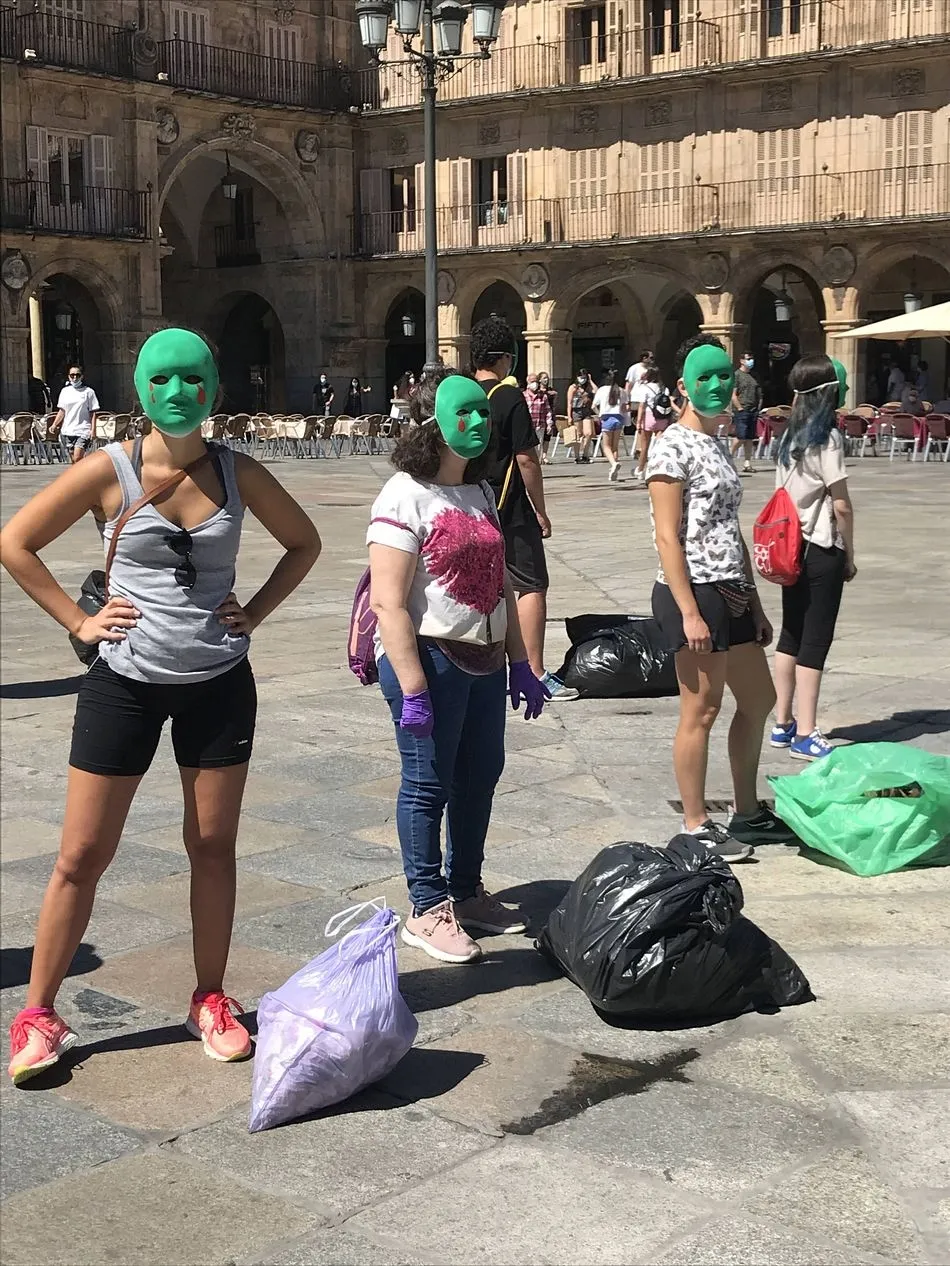 Foto 11 - Dos grupos ecologistas recogen residuos en la ribera pr&oacute;xima al Puente Romano de Salamanca