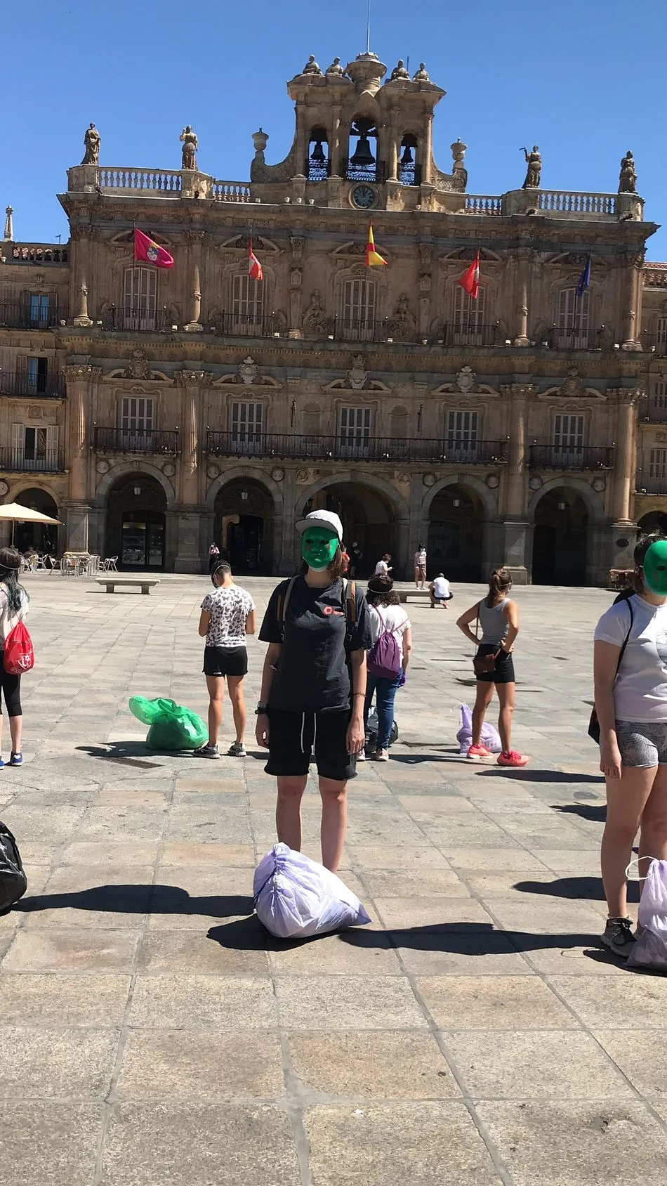 Foto 9 - Dos grupos ecologistas recogen residuos en la ribera pr&oacute;xima al Puente Romano de Salamanca