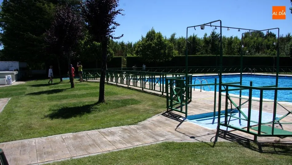 La longitud del césped define la superficie de cada parcela para tomar el sol, y cámaras de conteo controlan el acceso a los vasos de baño