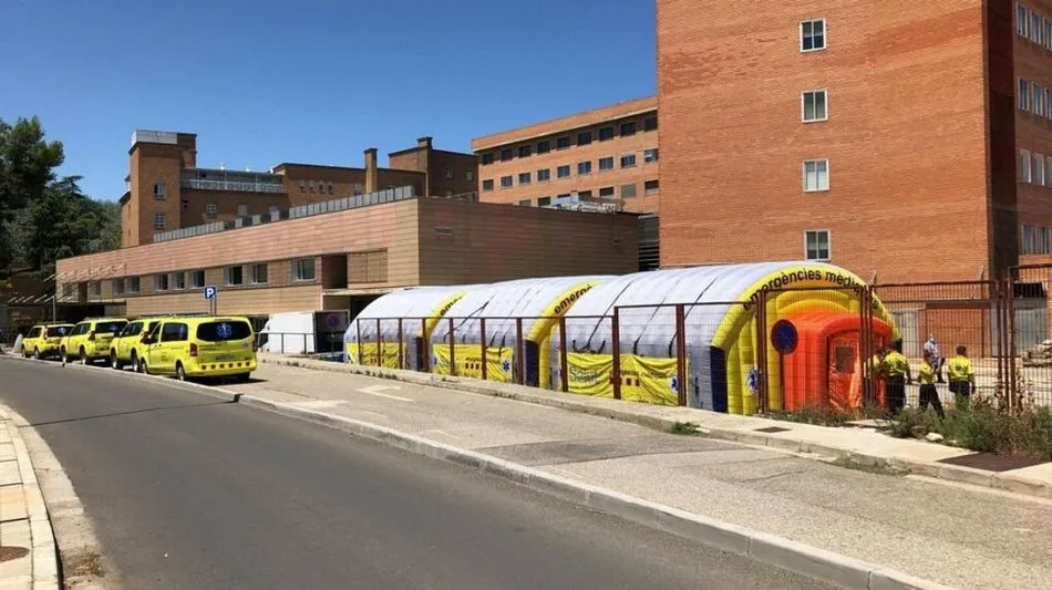 Carpa de Emergencias situada junto al Hospital Arnau de Vilanova de Lleida. EUROPA PRESS