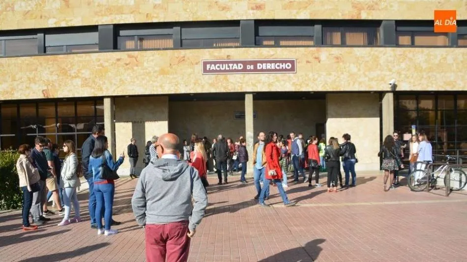 Estudiantes de Derecho frente a la Facultad de la USAL - Archivo