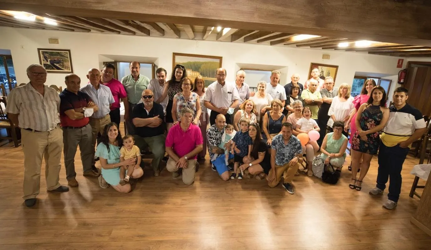Foto 9 - Familiares y amigos de Andr&eacute;s Garc&iacute;a le dan una fiesta sorpresa por su jubilaci&oacute;n  