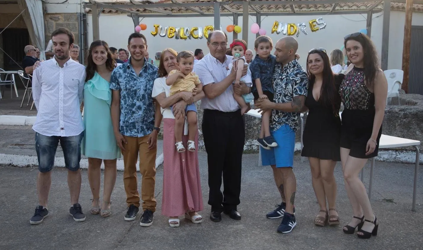Foto 6 - Familiares y amigos de Andr&eacute;s Garc&iacute;a le dan una fiesta sorpresa por su jubilaci&oacute;n  