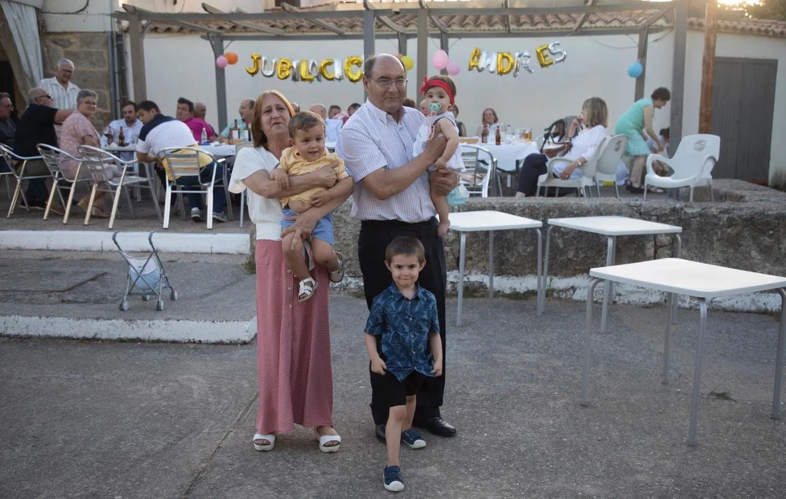 Foto 7 - Familiares y amigos de Andr&eacute;s Garc&iacute;a le dan una fiesta sorpresa por su jubilaci&oacute;n  