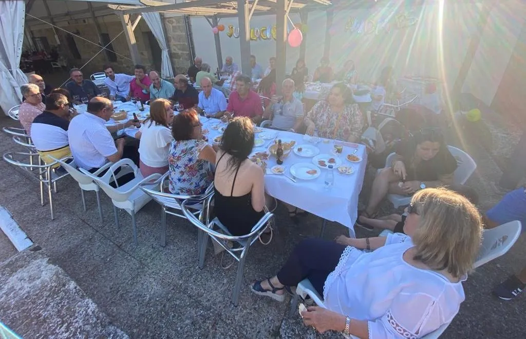 Foto 8 - Familiares y amigos de Andr&eacute;s Garc&iacute;a le dan una fiesta sorpresa por su jubilaci&oacute;n  