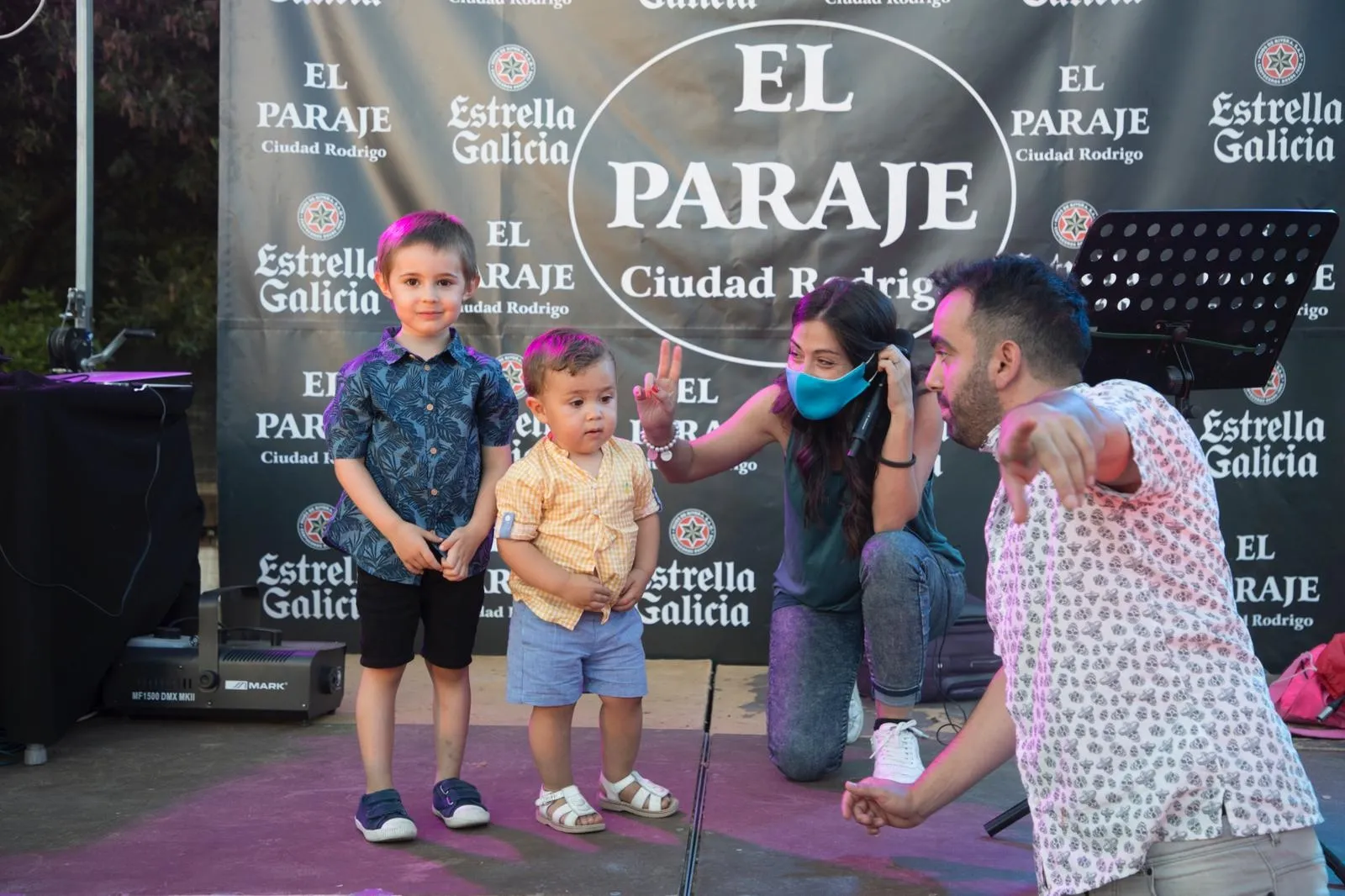 Foto 3 - Familiares y amigos de Andr&eacute;s Garc&iacute;a le dan una fiesta sorpresa por su jubilaci&oacute;n  