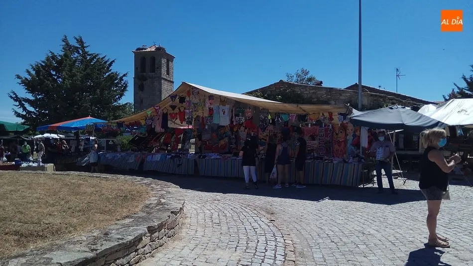 Foto 3 - Multitudinaria reapertura del mercadillo portugu&eacute;s en Trabanca  