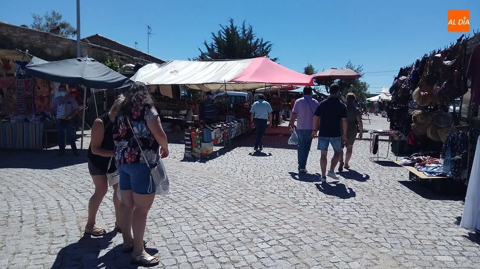 Foto 2 - Multitudinaria reapertura del mercadillo portugu&eacute;s en Trabanca  