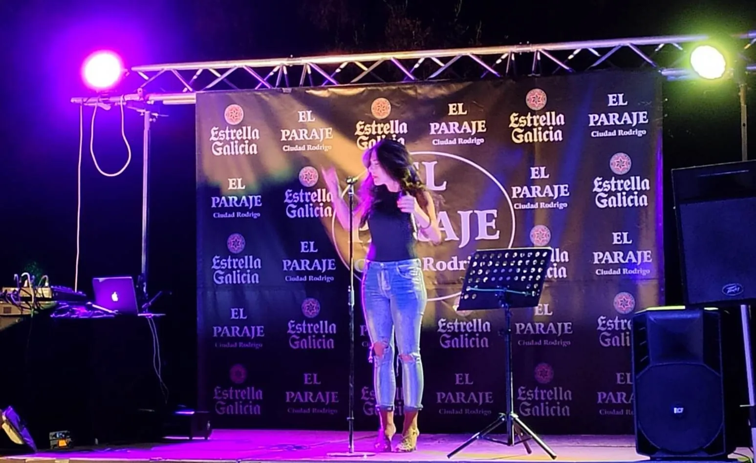 El Paraje vive un entretenido fin de semana de humor y música  