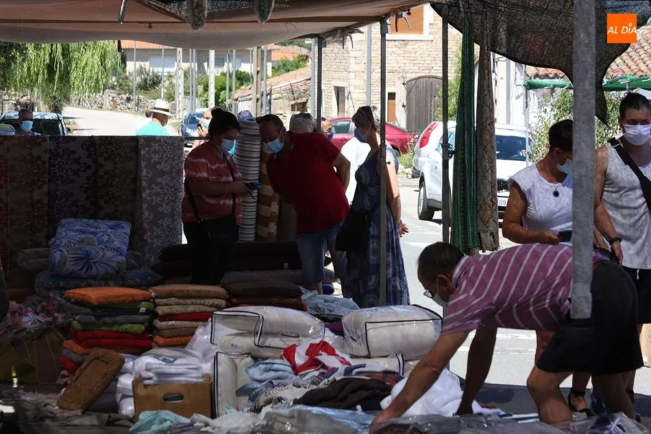 Foto 11 - Multitudinaria reapertura del mercadillo portugu&eacute;s en Trabanca  