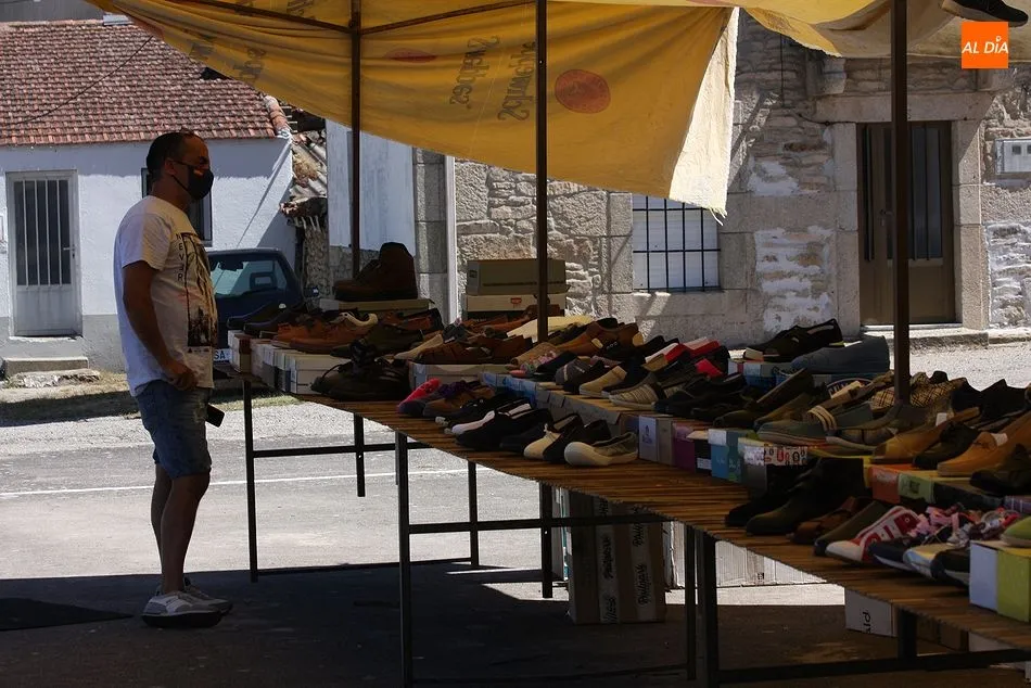 Foto 7 - Multitudinaria reapertura del mercadillo portugu&eacute;s en Trabanca  