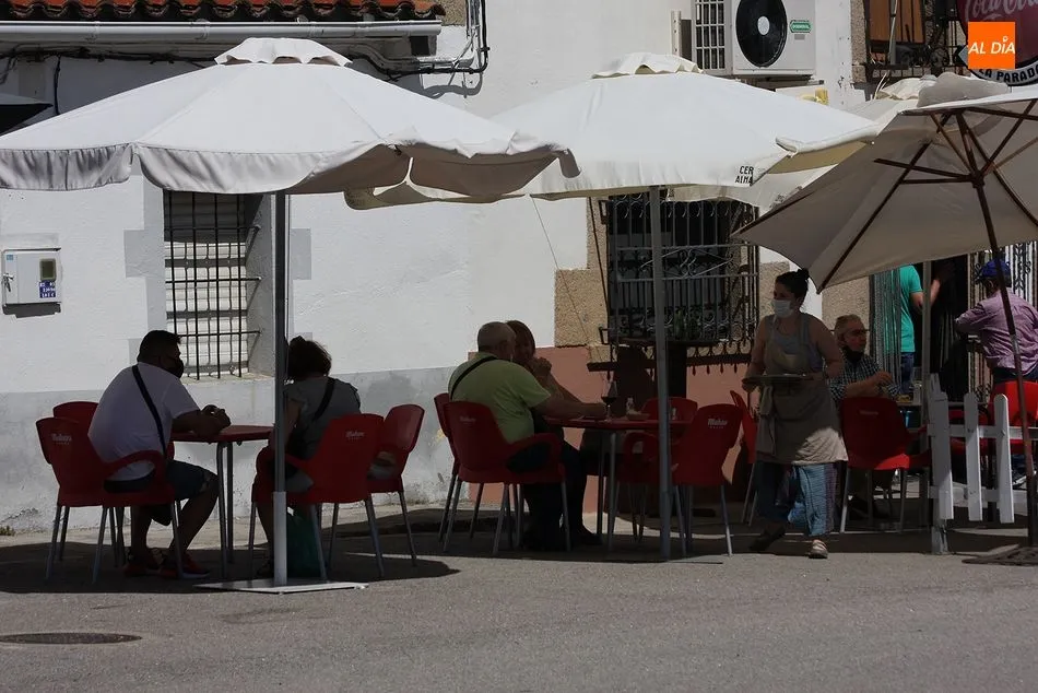 Foto 5 - Multitudinaria reapertura del mercadillo portugu&eacute;s en Trabanca  