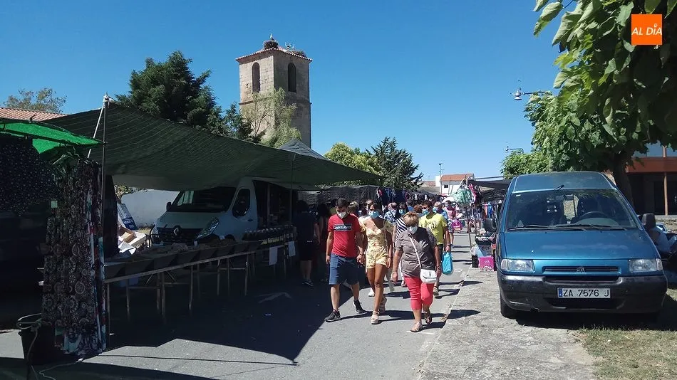 Foto 4 - Multitudinaria reapertura del mercadillo portugu&eacute;s en Trabanca  