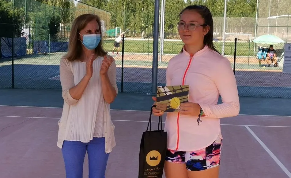 Foto 3 - Carolina Benito consigue el triunfo en el III Torneo Villa Alba de Tormes  