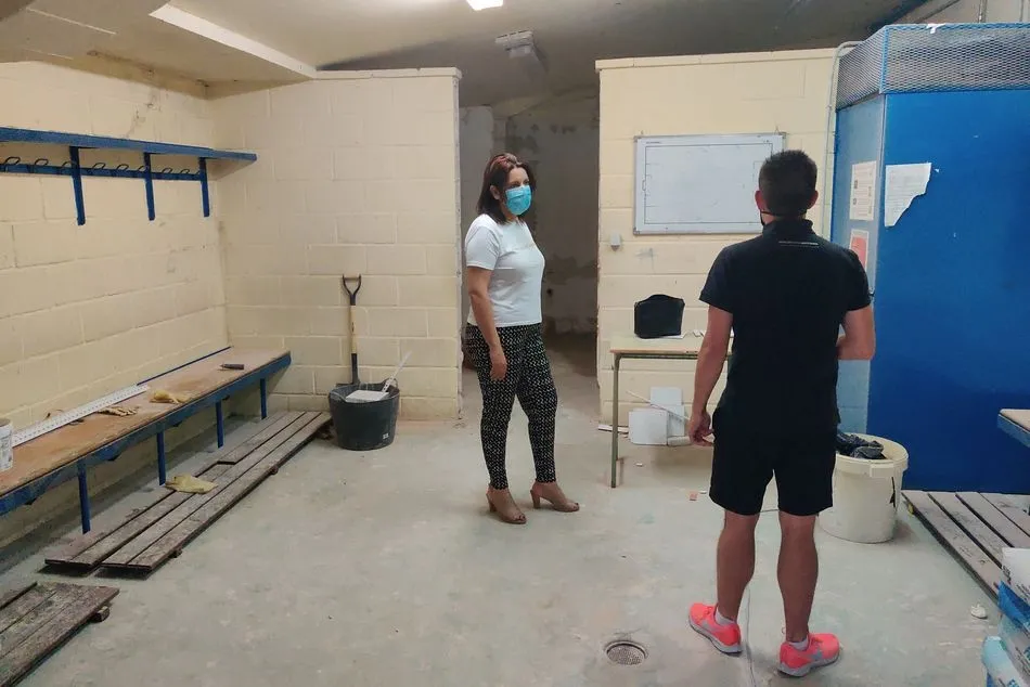 Todas estas obras, como indicó la concejal del área, Silvia González, “se están ejecutando en los dos vestuarios que quedaban por reformar y que no habían sido incluidos en la reforma anterior hace dos años