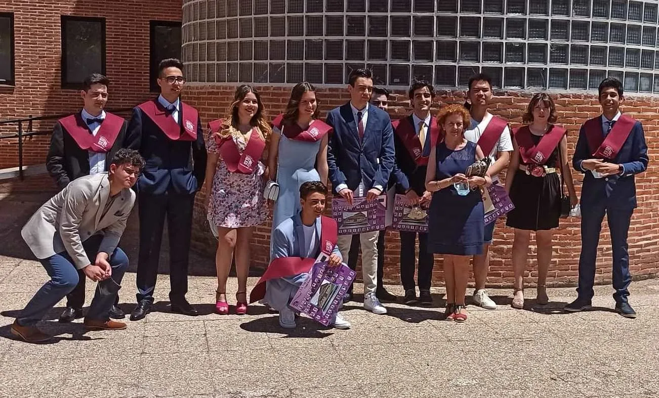 Foto 3 - Los alumnos de 2&ordm; Bachillerato del Fray Diego celebran con restricciones su graduaci&oacute;n  