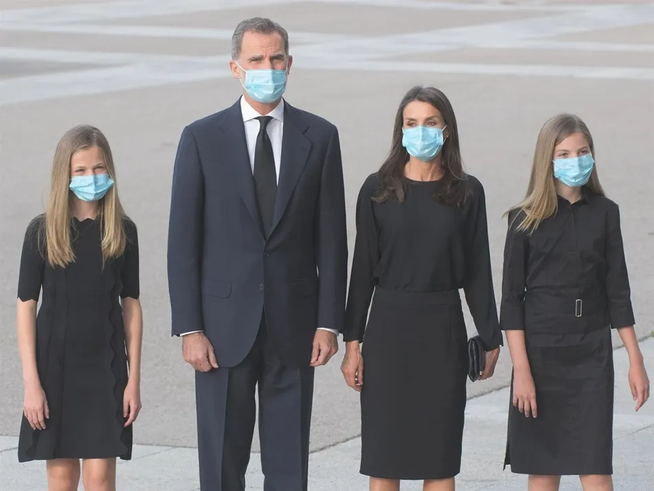 Los Reyes Felipe y Letizia, junto a sus hijas, presiden la misa funeral en memoria de las víctimas del Covid-19. Foto: EP
