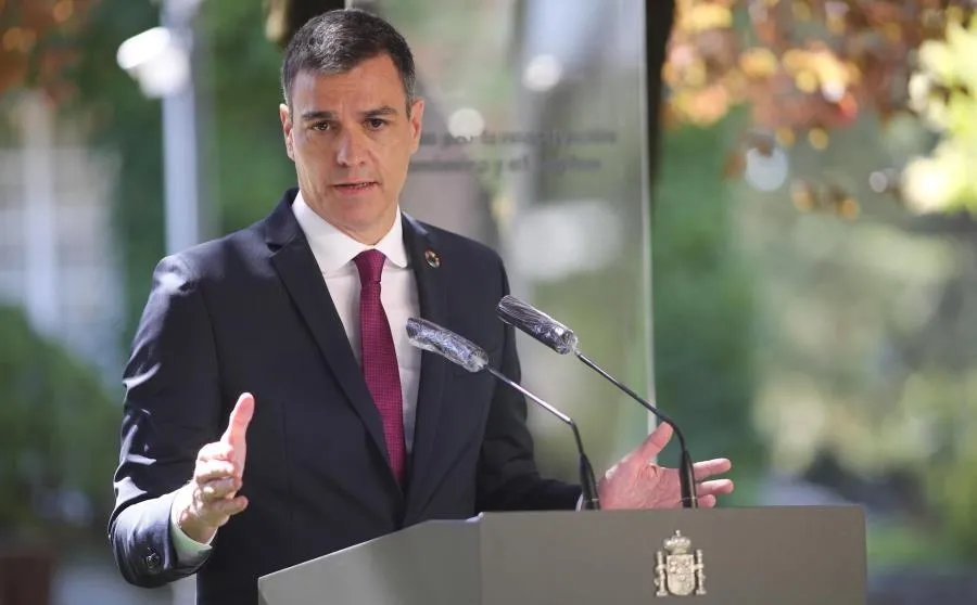 El presidente del Gobierno, Pedro Sánchez, interviene durante la firma del Pacto por la Reactivación Económica y el Empleo. Foto de Eduardo Parra - EP