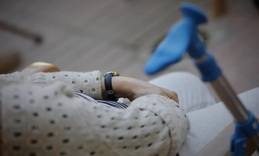 Una residente de la Residencia de Mayores Pablo Neruda de Madrid. Foto de Jesús Hellín - EP