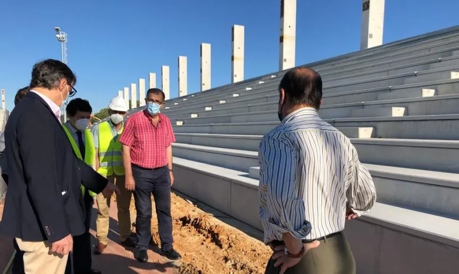 Visita del alcalde de Salamanca, Carlos García Carbayo, a las obras de la última grada de fondo del Reina Sofía
