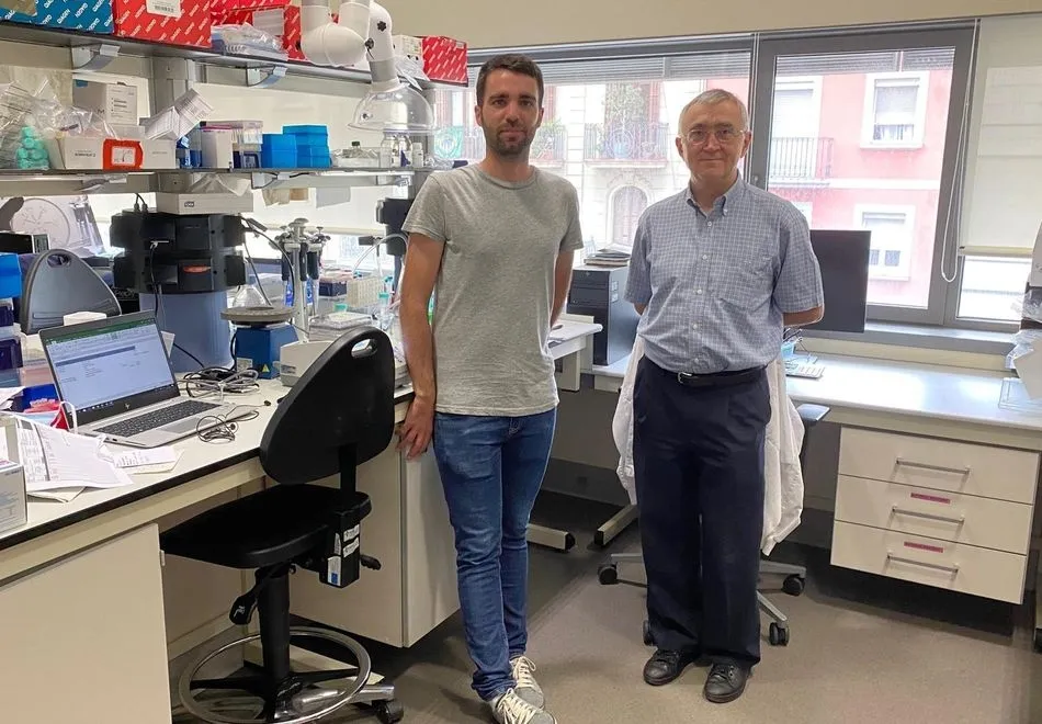 El investigador Ferran Nadeu y el director del Idibaps, Elías Campo | EP