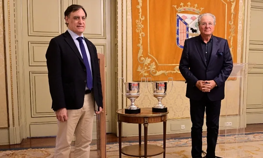 El alcalde, Carlos García Carbayo, junto a Jorge DAlessandro y sus dos trofeos Zamora, en el Ayuntamiento