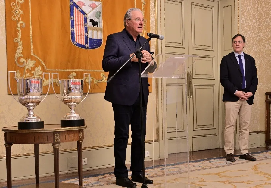 Foto 8 - Los dos trofeos Zamora de D&rsquo;Alessandro ocupan un lugar de honor en el Ayuntamiento