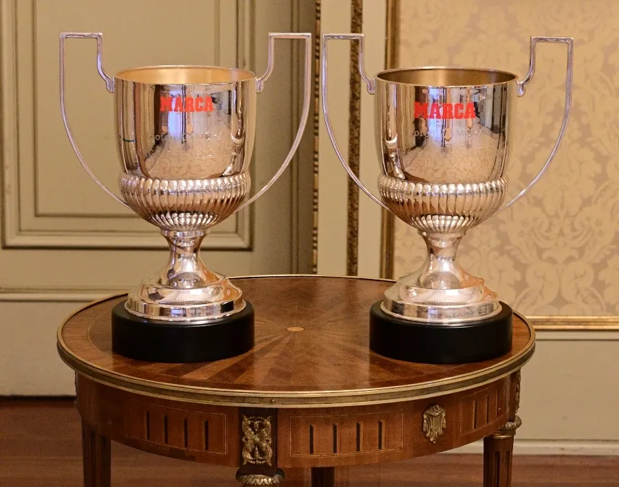 Foto 7 - Los dos trofeos Zamora de D&rsquo;Alessandro ocupan un lugar de honor en el Ayuntamiento